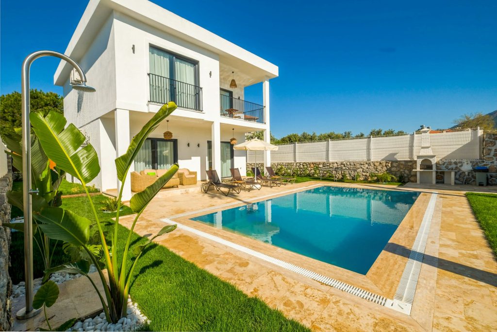 villa moderne avec piscine
