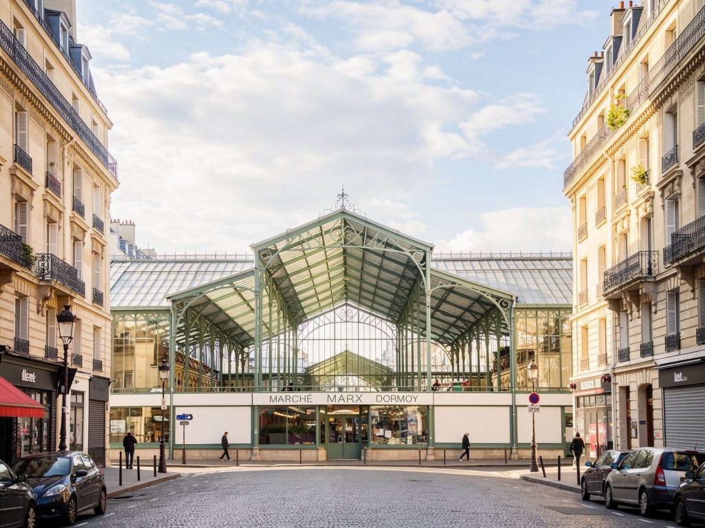 Marché couvert Marx Dormoy et immeubles haussmanniens environnants