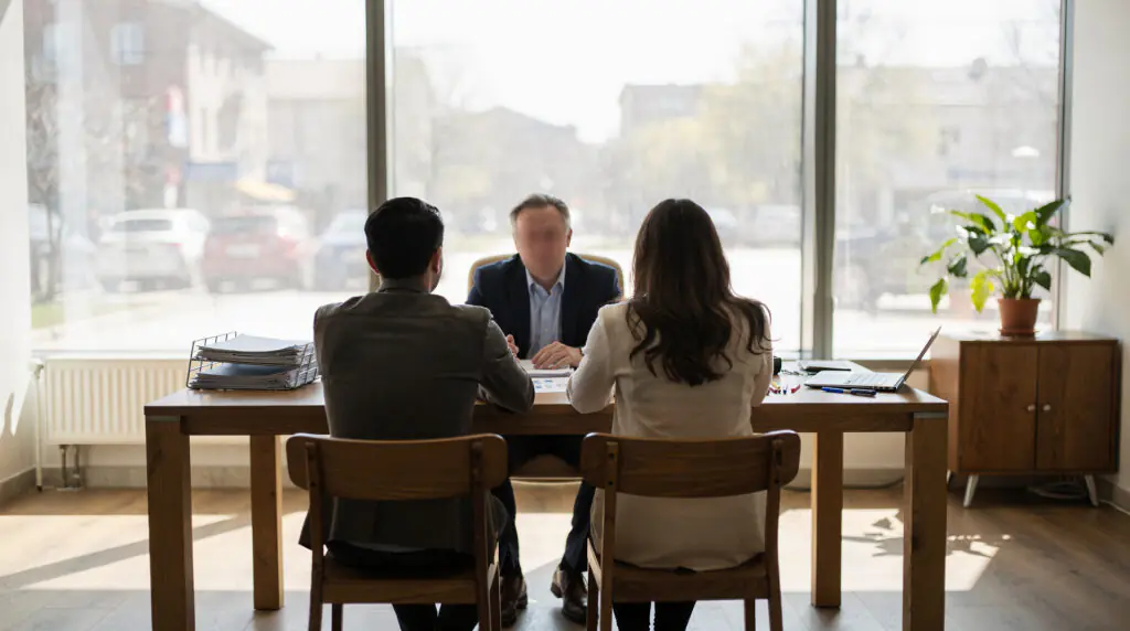 Conseiller BDI Immo en entretien avec des clients
