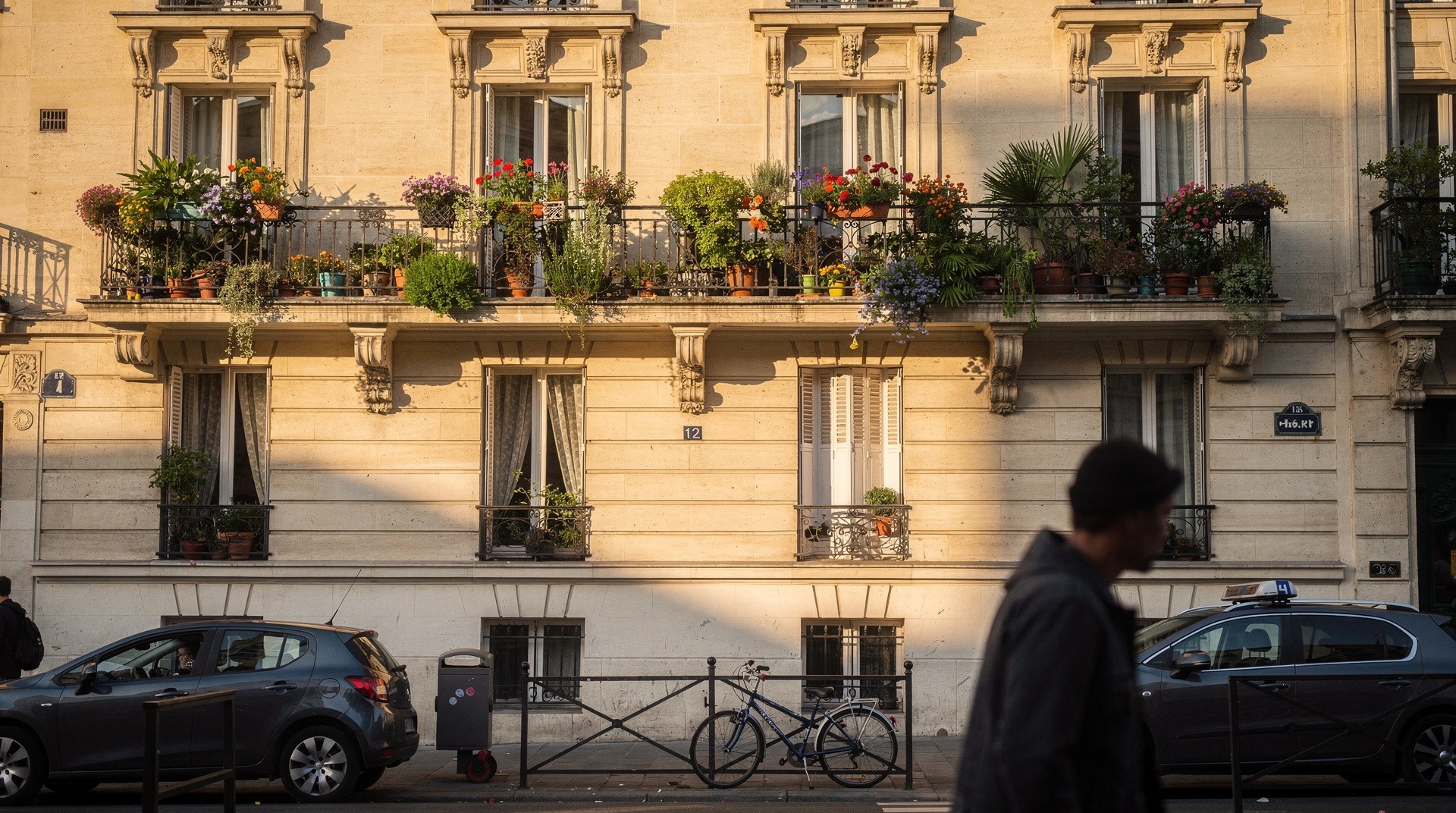 Façade d'un immeuble résidentiel dans un quartier urbain dense