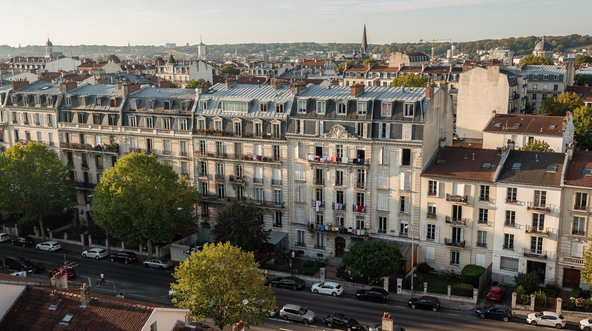 Vue aérienne d'un quartier résidentiel de Lyon avec immeubles et maisons