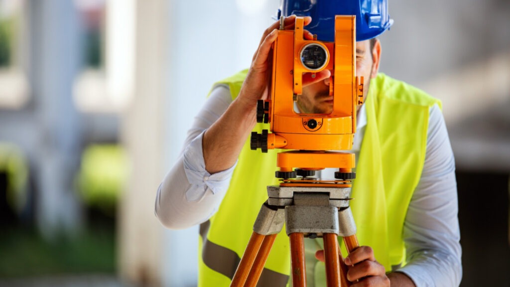 Comment choisir son matériel de topographie pour réaliser des relevés de terrain précis ?