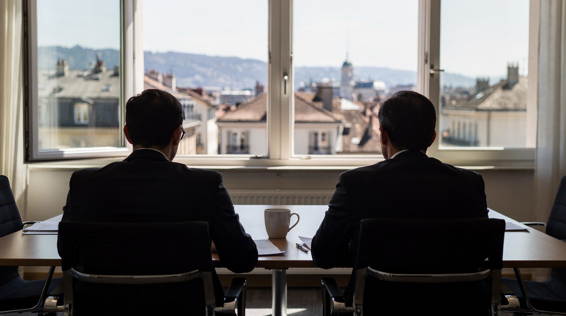 Dirigeante de PME et conseiller fiduciaire en réunion à Genève