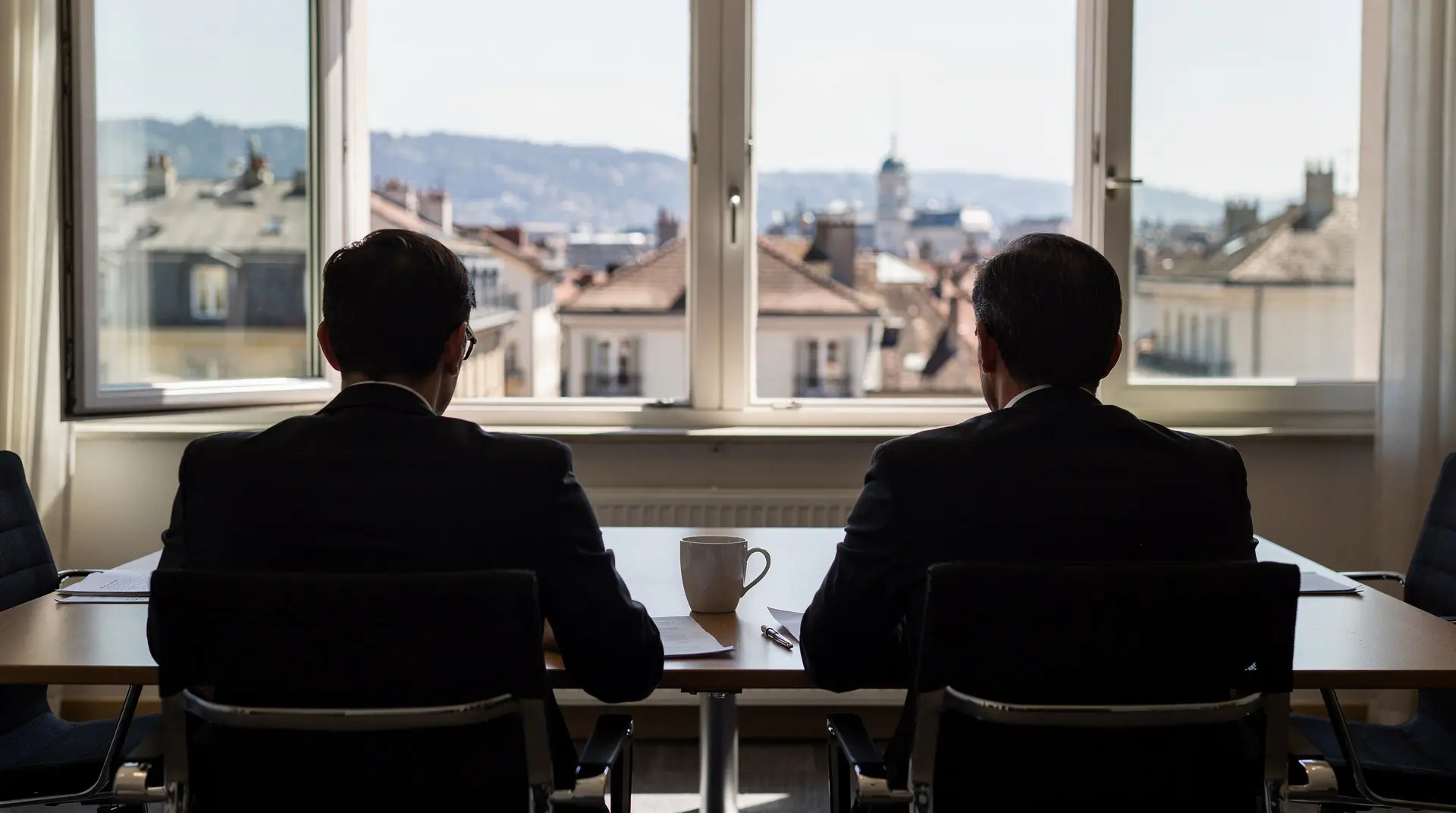 Dirigeante de PME et conseiller fiduciaire en réunion à Genève
